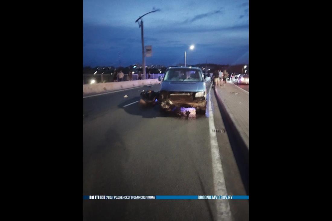 В Гродно мотоциклист вылетел на встречную полосу и врезался в легковушку