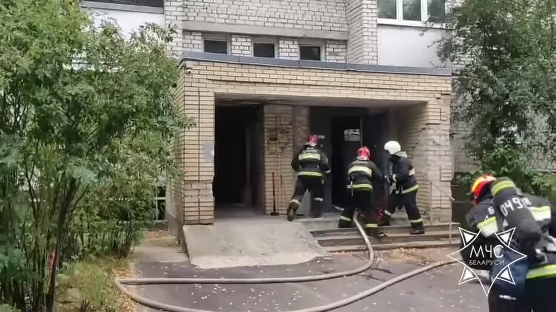 В Гродно спасли человека из горящей квартиры, в Ошмянском районе сгорел комбайн. Обзор огненных ЧП за выходные