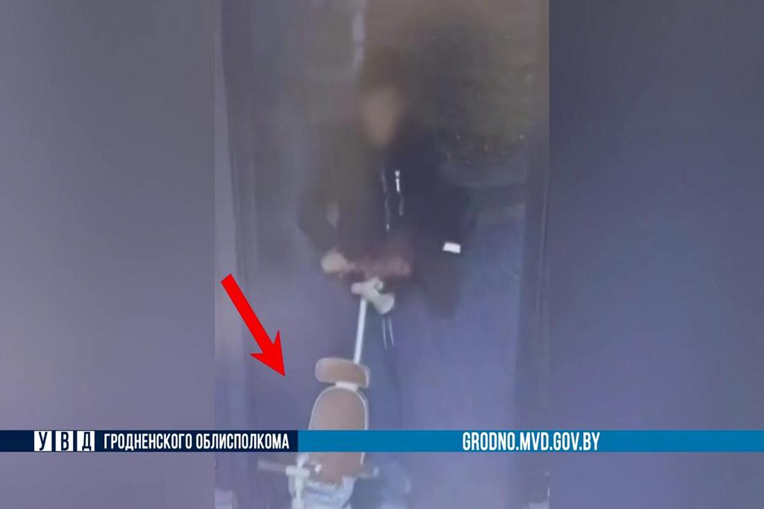 В Гродно женщина украла детский велосипед из подъезда