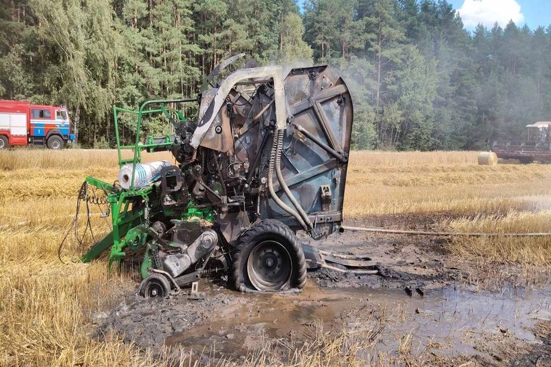 В Ивьевском районе сгорел пресс-подборщик, а в Гродно горела солома