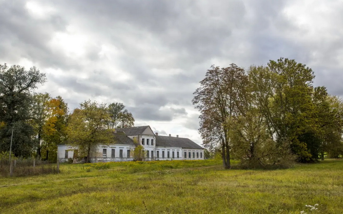 В Минской области продают старинную усадьбу с гектаром земли за 42 рубля