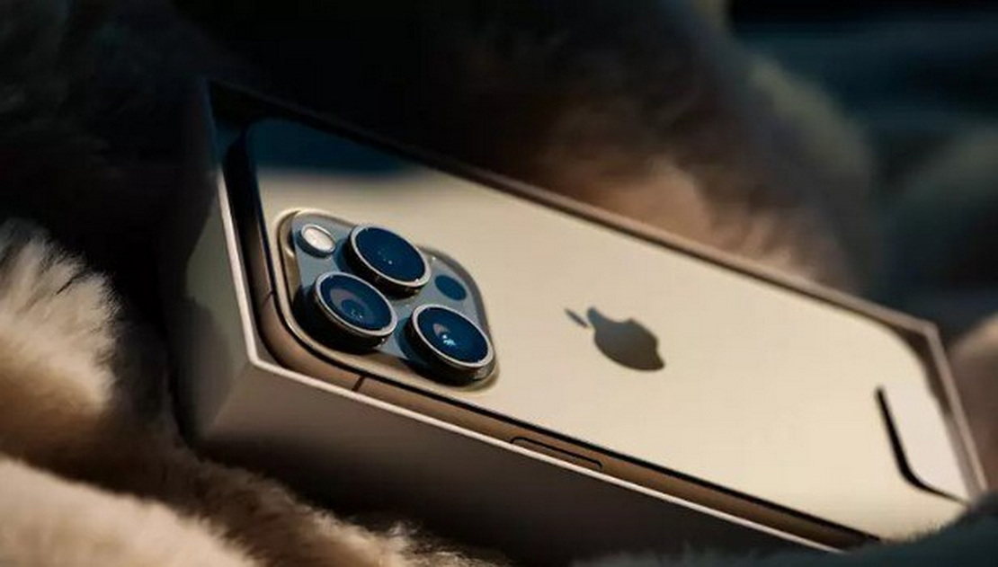 В Островцком районе у молодого человека украли iPhone 13 из незапертой машины