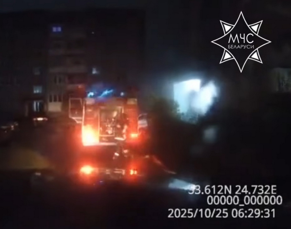 В Щучине спасатели вынесли из горящей квартиры троих человек