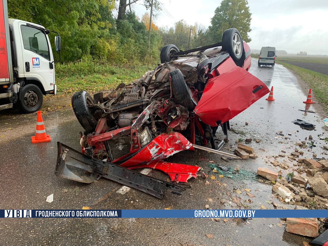 В Сморгонском районе молодой водитель влетел в придорожную каплицу и чудом остался жив