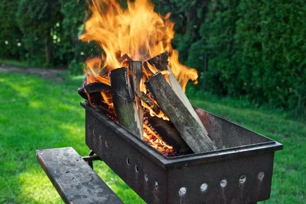 В Свислочском районе при розжиге мангала на мужчине загорелась одежда, в Лиде горел автомобиль