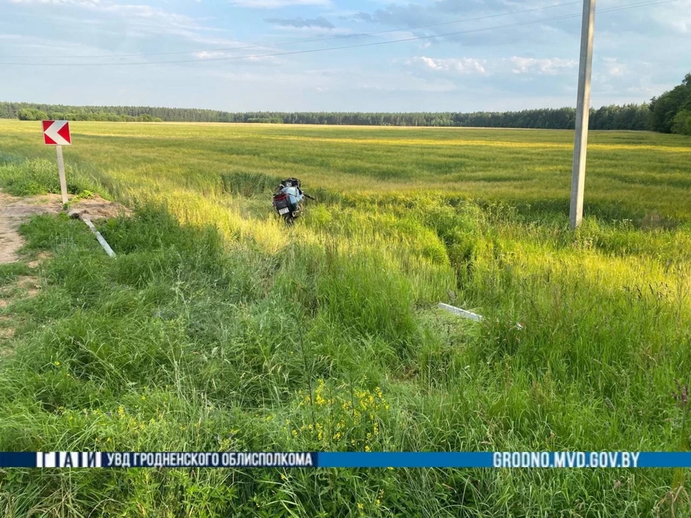 В Вороново мотоциклист врезался в дорожный знак и перевернулся
