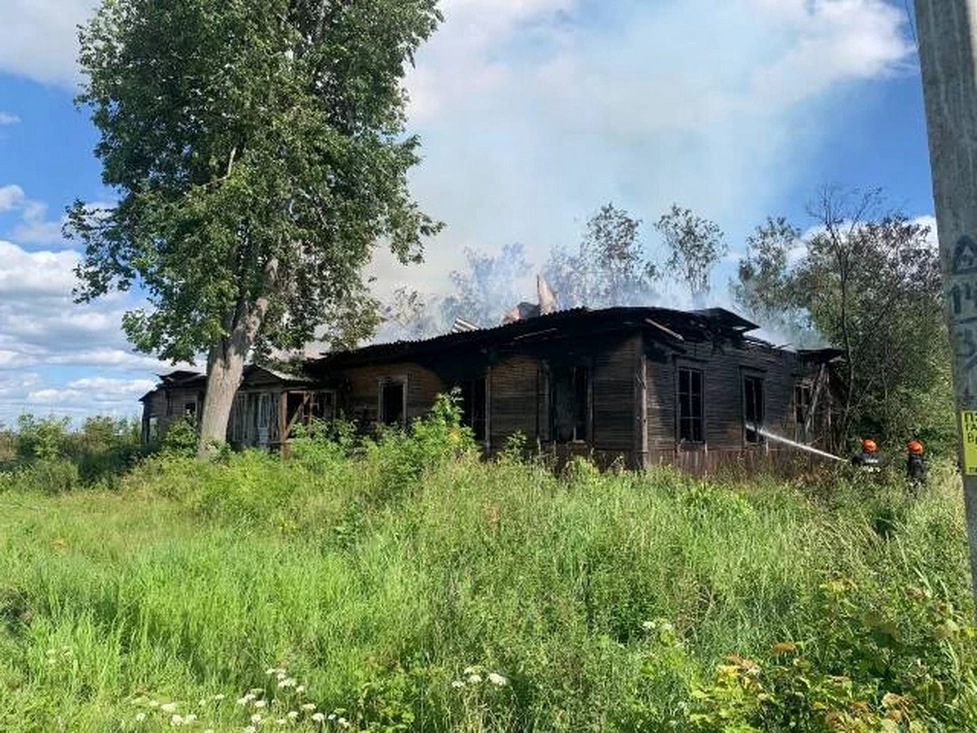 В Зельвенском районе горел заброшенный дом