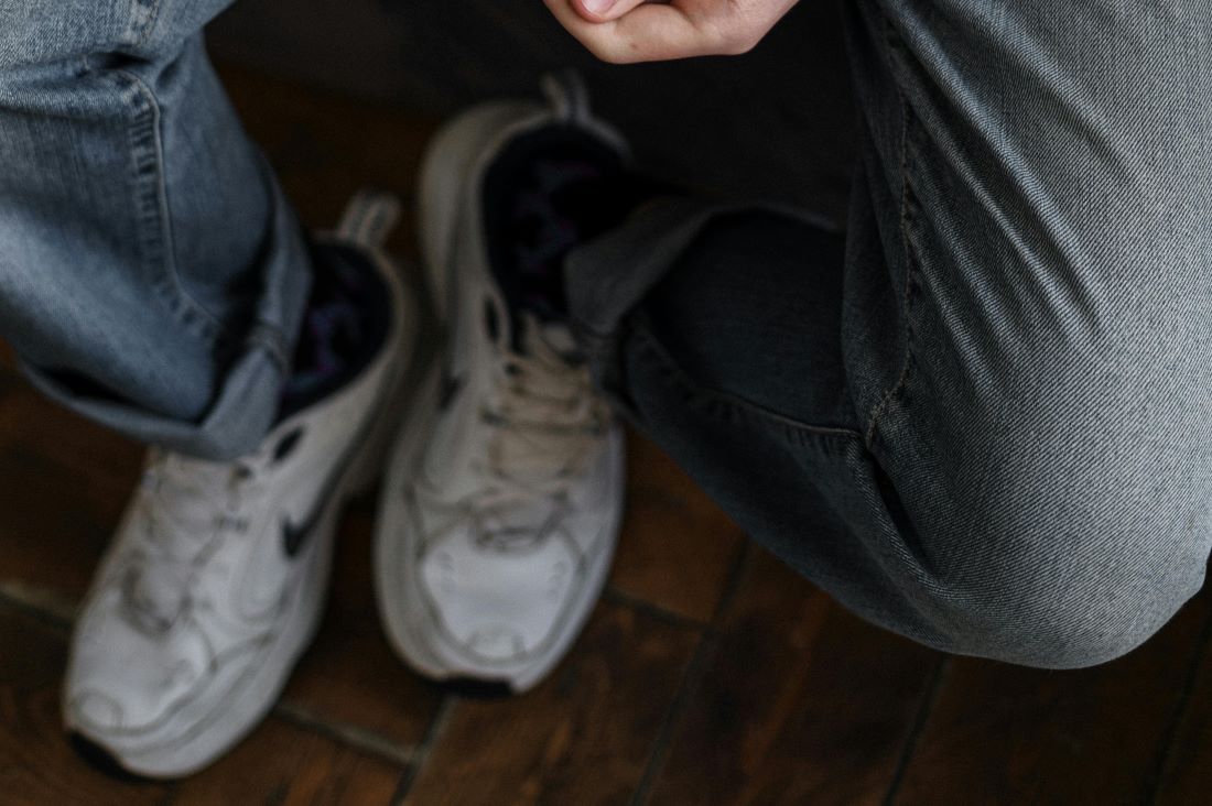 Вам неловко снимать обувь в гостях? Эта дешевая вещь избавит ноги от неприятного запаха