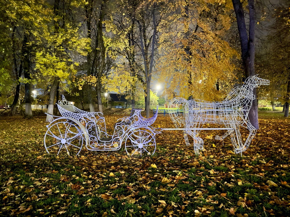 Вечерний парк Слонима в золоте осенней листвы