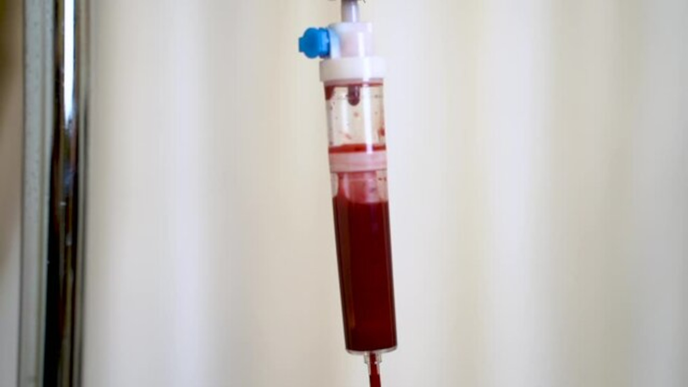 ВИЧ-инфицированный мужчина брызнул кровью в глаза сотрудников больницы