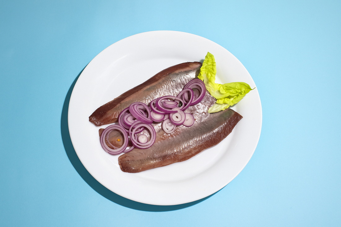 Вот как японцы чистят селёдку за 20 секунд — без ножа и грязи на кухне