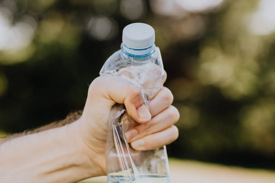 Врач объяснил, почему не пьет воду из пластиковой бутылки