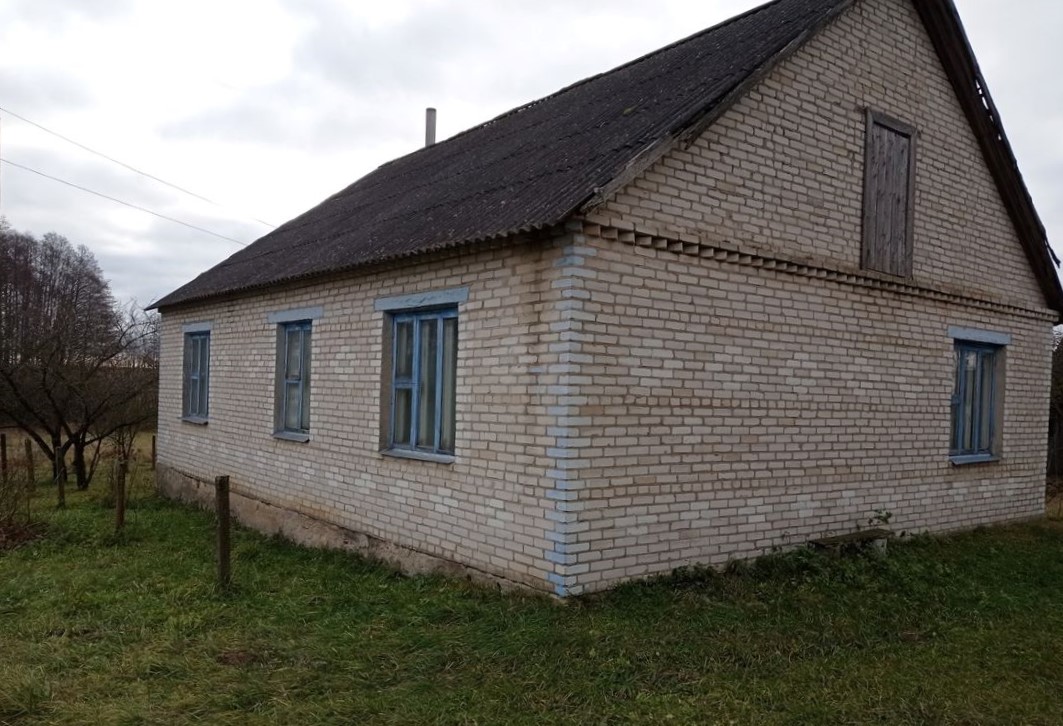 Всего за 42 рубля: крепкий дом с гаражом и сараями под Слонимом выставили на аукцион