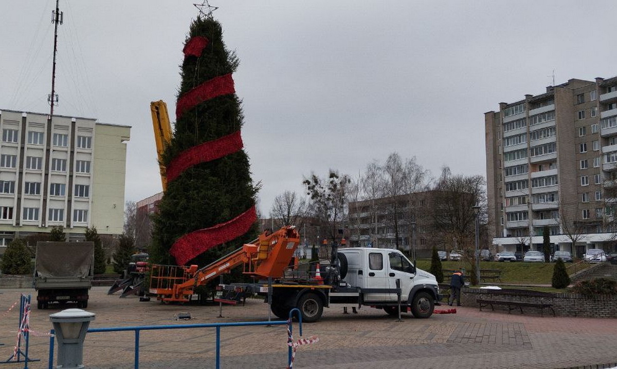 Всё ближе Новый год: в Слониме монтируют главную городскую ёлку