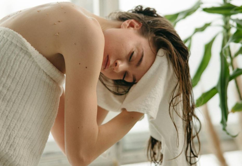 Вы совершаете большую ошибку: никогда не сушите волосы полотенцем, на это есть важная причина