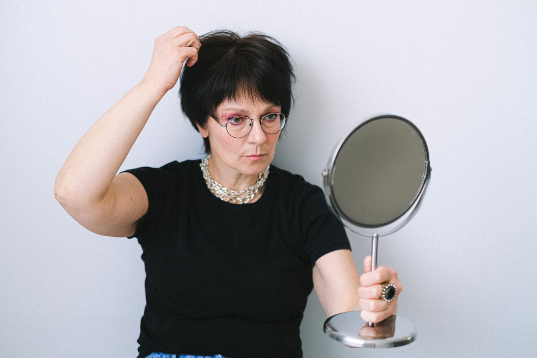 Женщинам 50+ не стоит носить такую ​​прическу и цвет волос: добавят вам возраста и придадут усталый вид