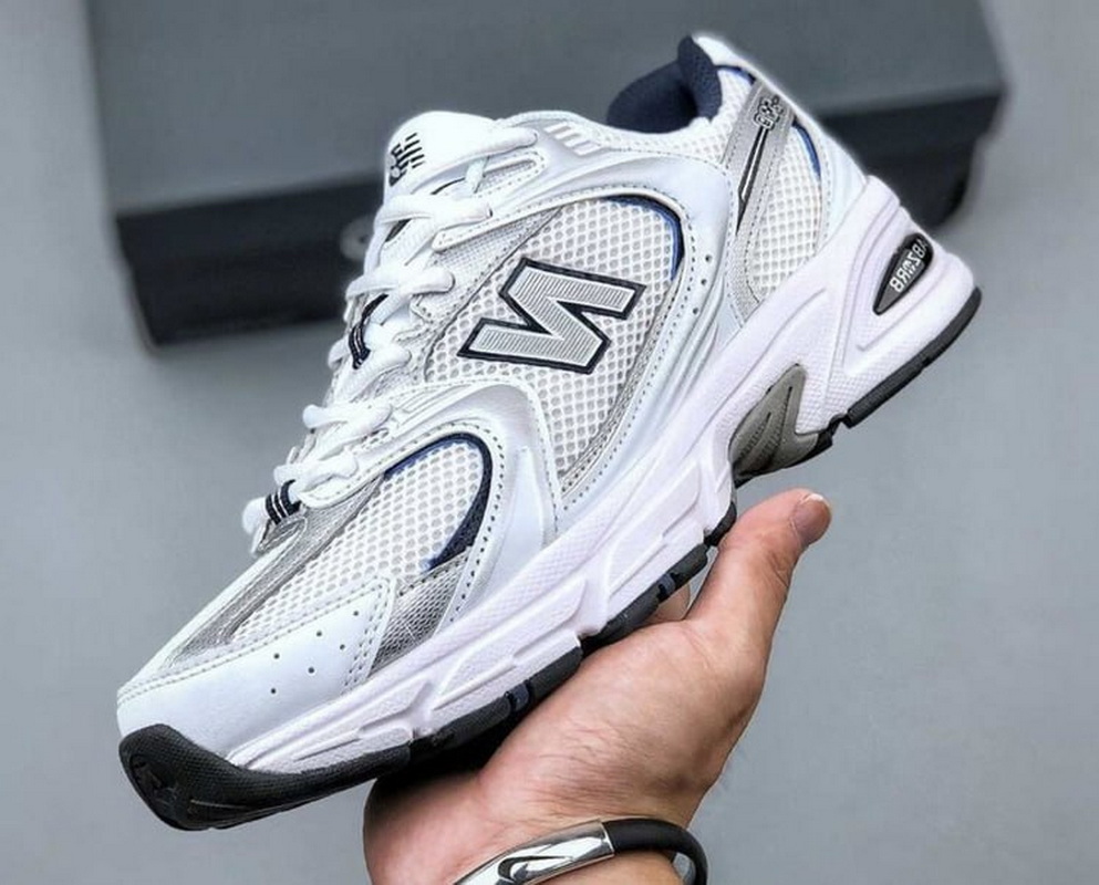 Жительница Новогрудка купила кроссовки онлайн — осталась без денег и товара