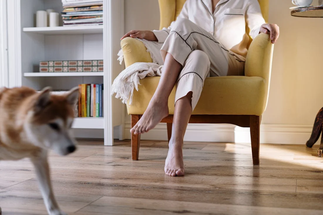 Знаете ли вы, почему собака лижет вам ноги? Эксперт объясняет