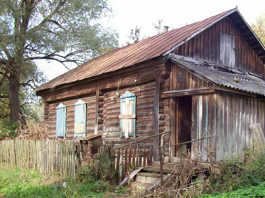 Старый дом в деревне продать. Старый деревянный дом. Деревенский домик. Старый домик. Деревянный деревенский домик.