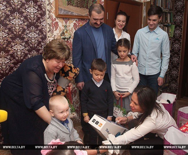 Виктор лукашенко и его семья фото