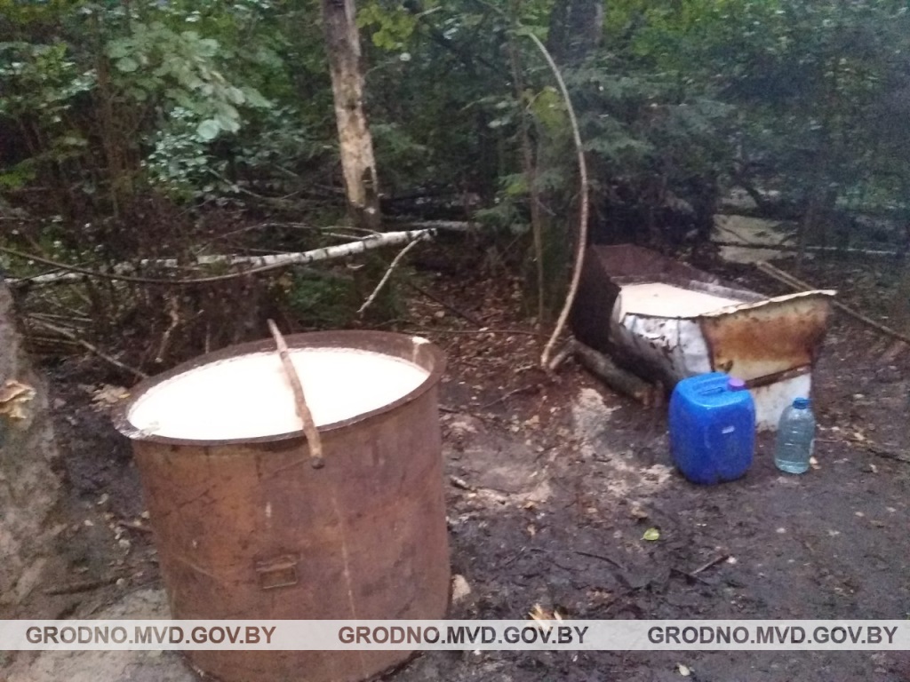 Более тонны браги и 20 литров самогона ликвидировали милиционеры в Свислочском районе