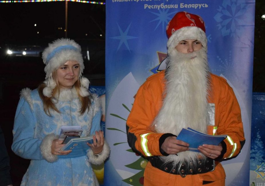 Дед Мороз-спасатель и Снегурочка.