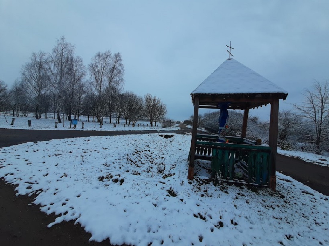 Востраўскі крыж-абярэг пад снегам