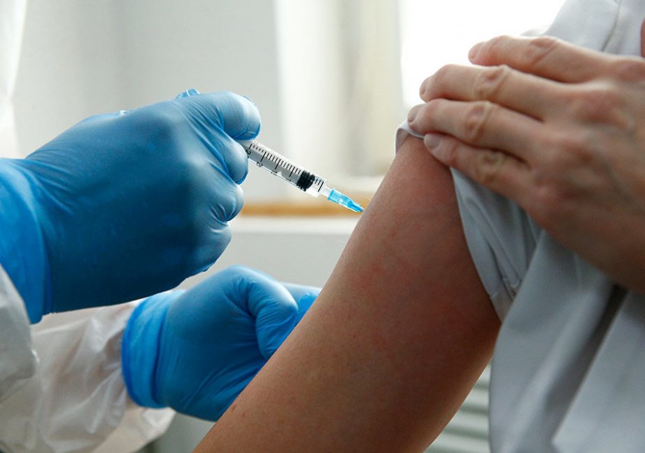 В Минске девушку случайно укололи разными вакцинами от коронавируса
