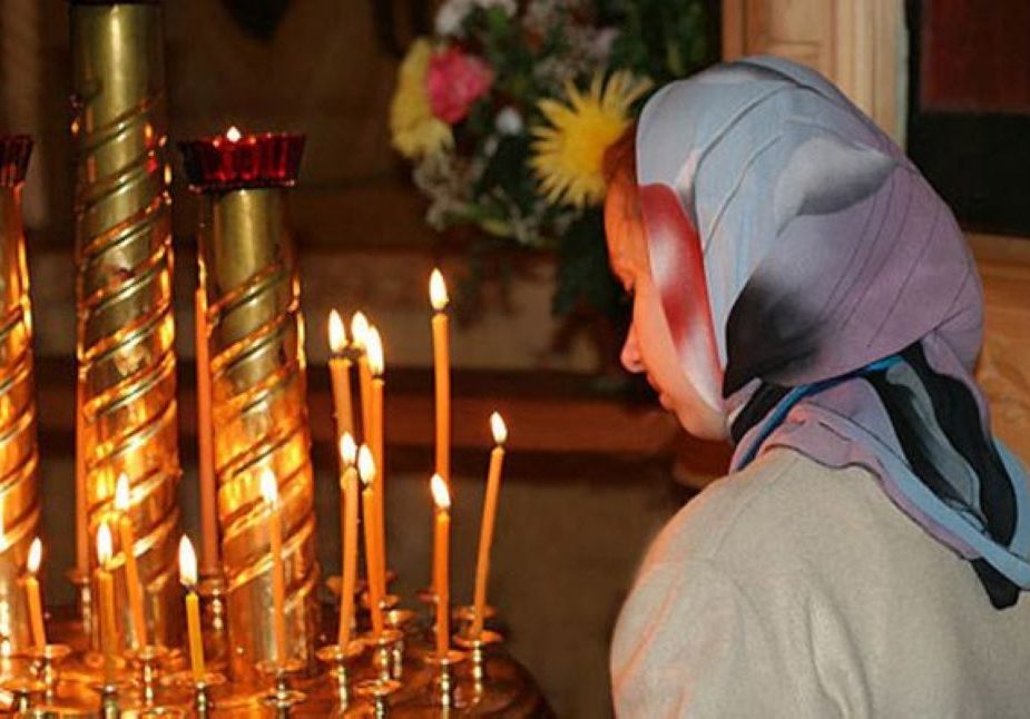 Мужчина ставит свечу. Православная женщина в храме. Свечи в церкви. Женщина молится в храме. Люди молятся в церкви.