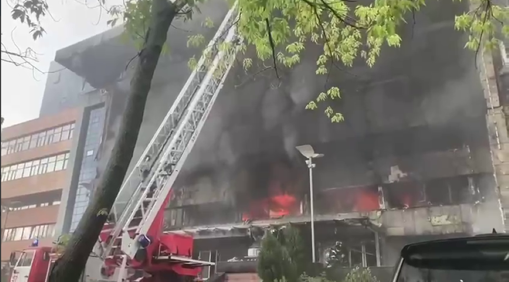 Бц пожар. Пожар в бизнес центре. Пожар на улице Горбунова. Сгорел бизнес центр. Кунцево Плаза пожар.