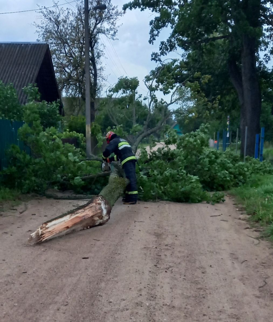В Слонимском районе непогода повредила кровли 26 частных домов, фермы и зерносклада