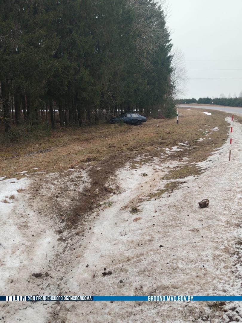 В Гродненской области опрокинулась легковушка. Пострадал 19-летний водитель