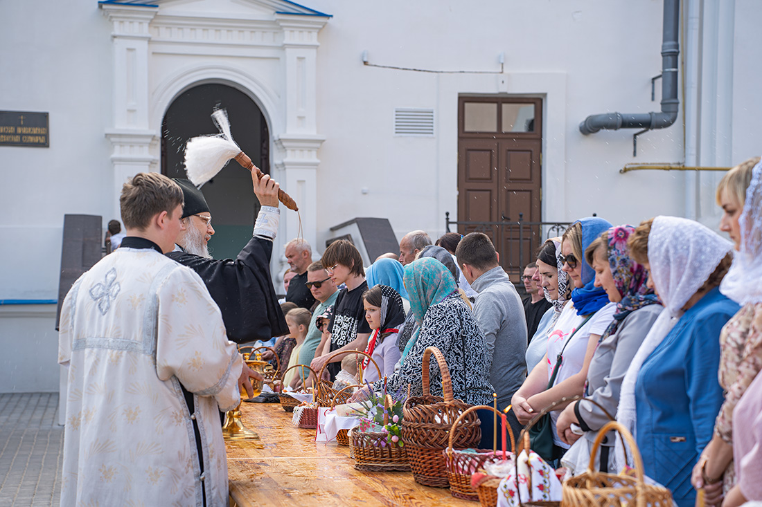 В преддверии Пасхи в Жировичском монастыре верующие освятили пасхальную трапезу