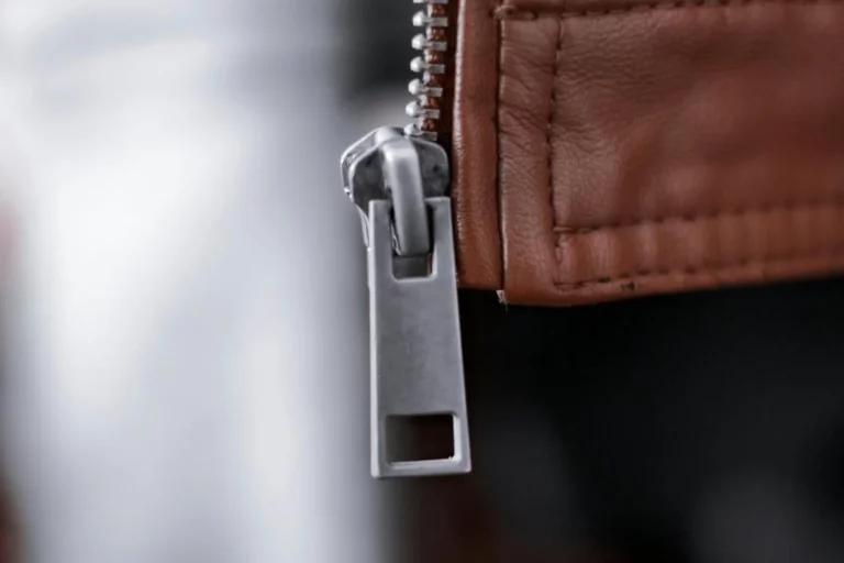 Знаете ли вы, почему у молнии есть это отверстие? Мало кто догадывается, но оно очень полезное