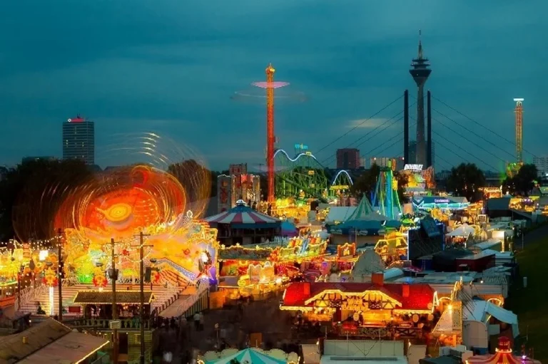 Взрыв на Рейнской ярмарке в Дюссельдорфе: пострадали 19 человек, среди них — ребенок