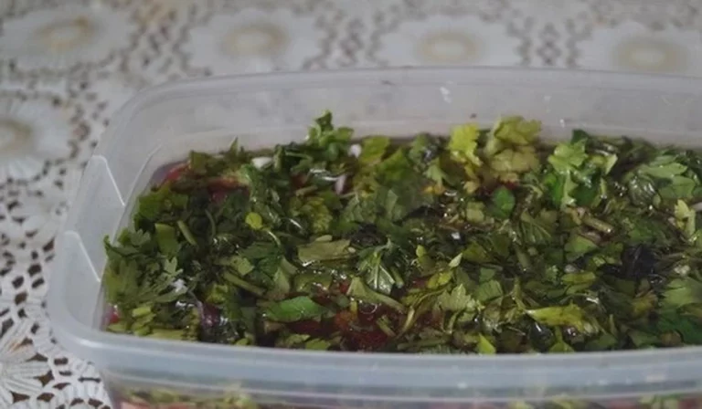 Секретный рецепт скумбрии от шеф-повара: с квасом и ароматной зеленью