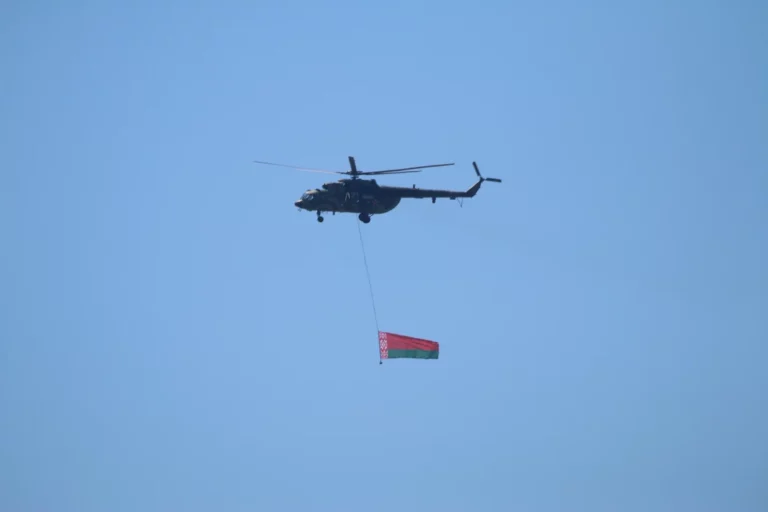 Над Слонимом кружит вертолёт с Государственным флагом в честь Дня Независимости