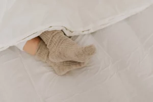 Не можете спать из-за жары? Наденьте носки