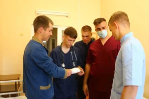 Будущие военные медики проходят стажировку в 11-й гвардейской бригаде