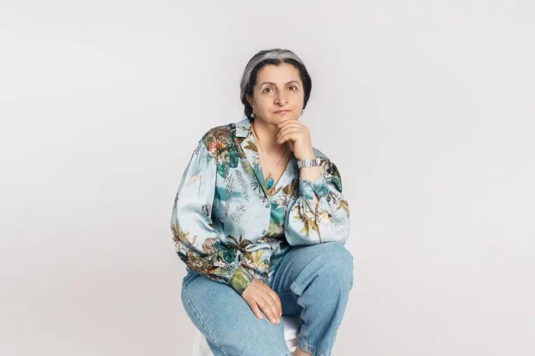 Каждая женщина старше 40 лет должна убрать из своего гардероба эти 3 предмета одежды