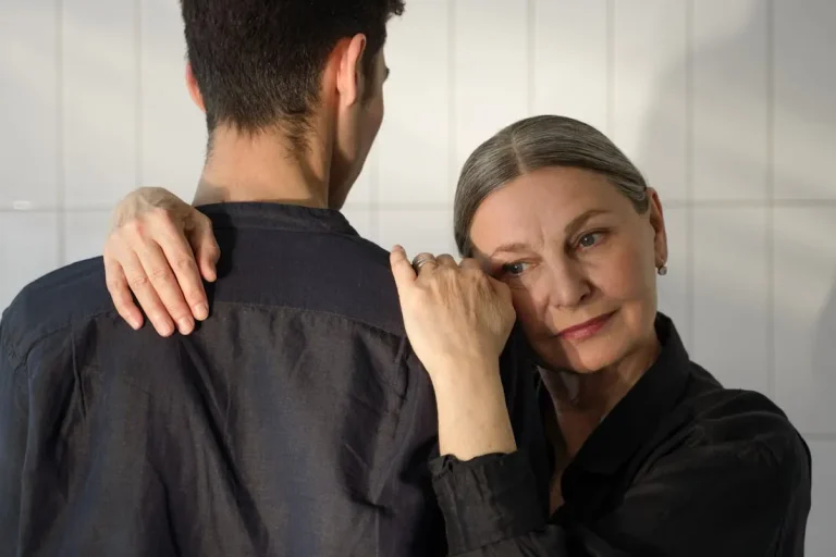 Сыну тридцать, и он все время обвиняет меня в своих неудачах: не так с отцом живем, не так едим, не так работаем