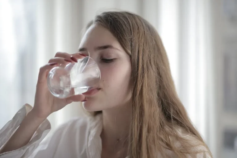 Как избавиться от лишней воды в организме и сбросить вес