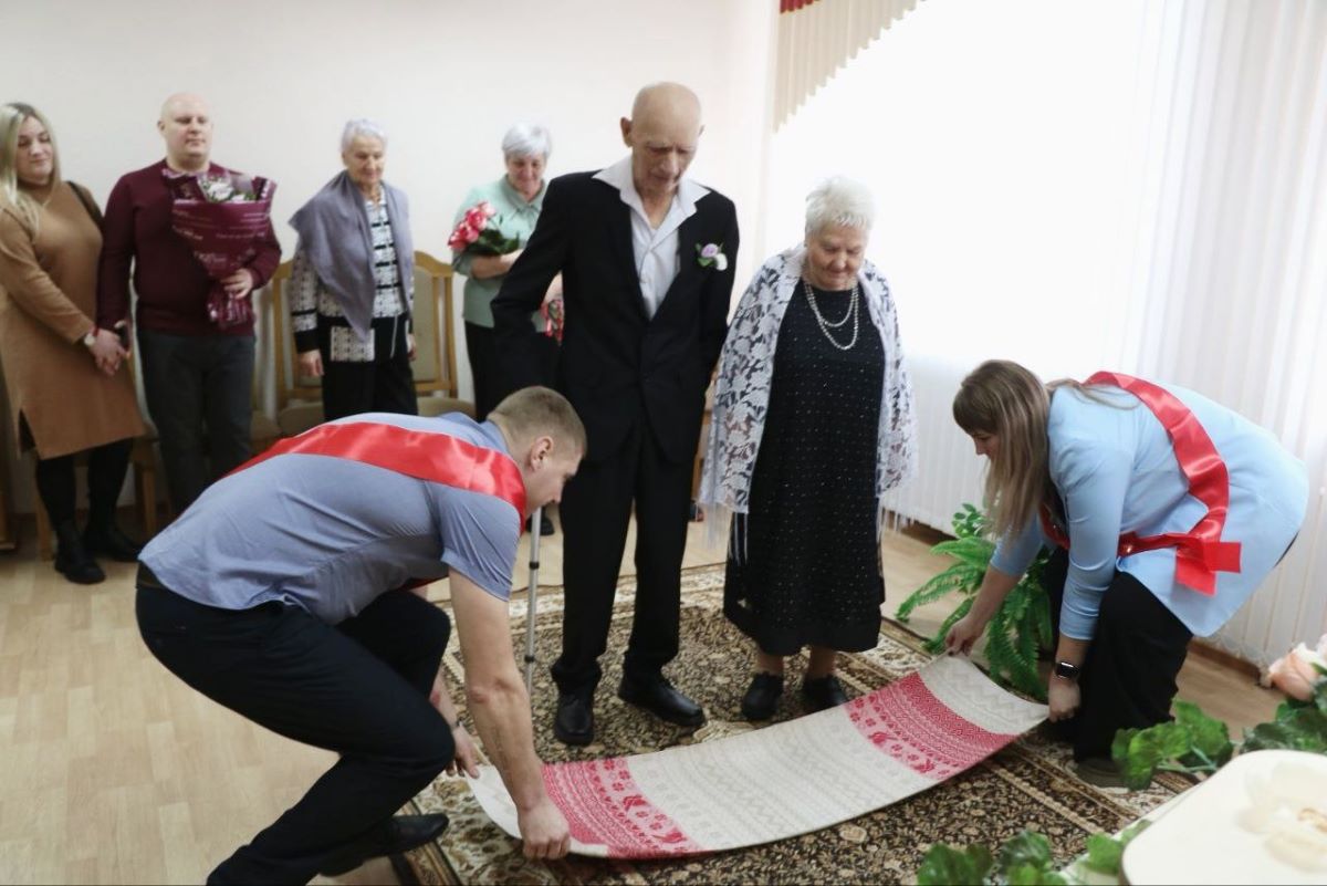 В свои 85 вышла замуж впервые – вместо фаты белый шарфик